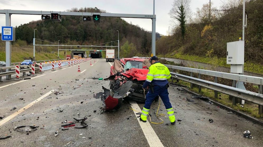 La scena dell'incidente, con la vettura in cui morirono tre persone (foto d'archivio)