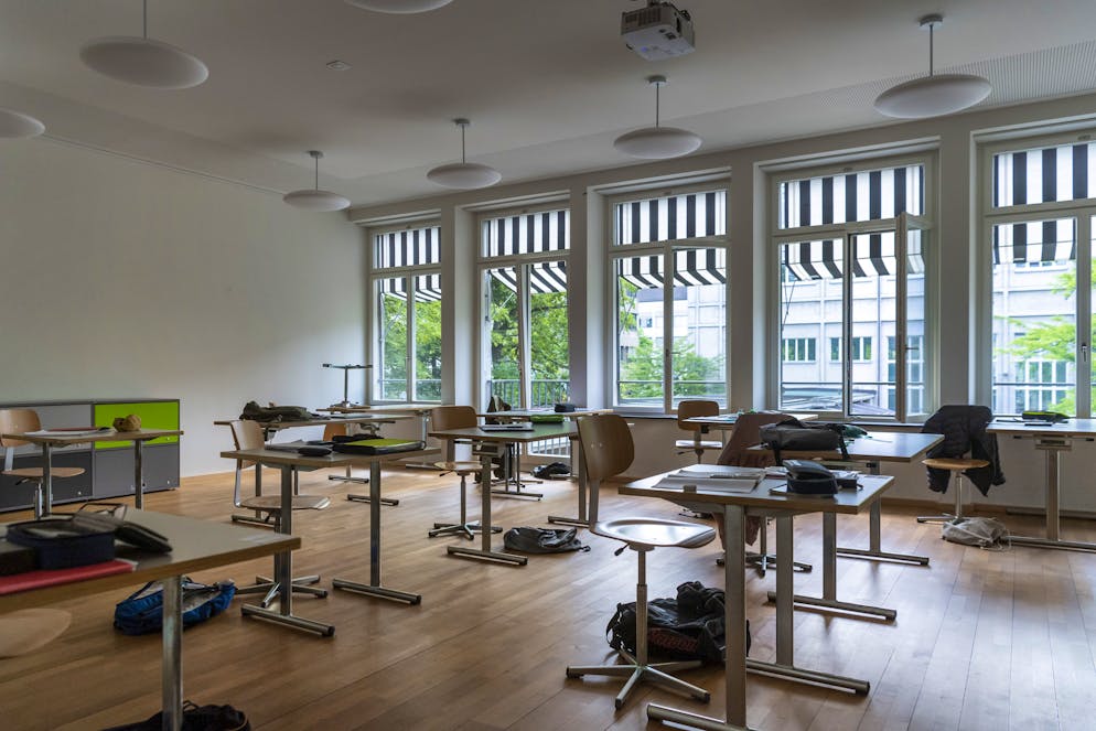 ARCHIV --- Blick in ein leeres Klassenzimmer anlaesslich des Schulstartes der Mittel- und Berufsfachschulen nach der coronabedingten Unterrichtspause im Gymnasium Kirschgarten in Basel, am Montag, 8. Juni 2020. In der Schweiz ist am Mittwoch, 1. Dezember 2021, ein dritter Fall mit der von der WHO als besorgniserregend eingestuften Omikron-Variante des Coronavirus aufgetreten. Betroffen ist ein 19-jaehriger Schueler des Gymnasiums Kirschgarten. (KEYSTONE/Georgios Kefalas).