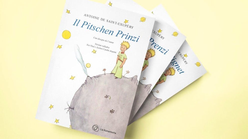 "Il Prenci Pignet" (Sursilvano), "Igl Pitschen Prenci" (Surmirano) ed "Il Pitschen Prinzi" (Valalder) sono disponibile presso la Lia Rumantscha.