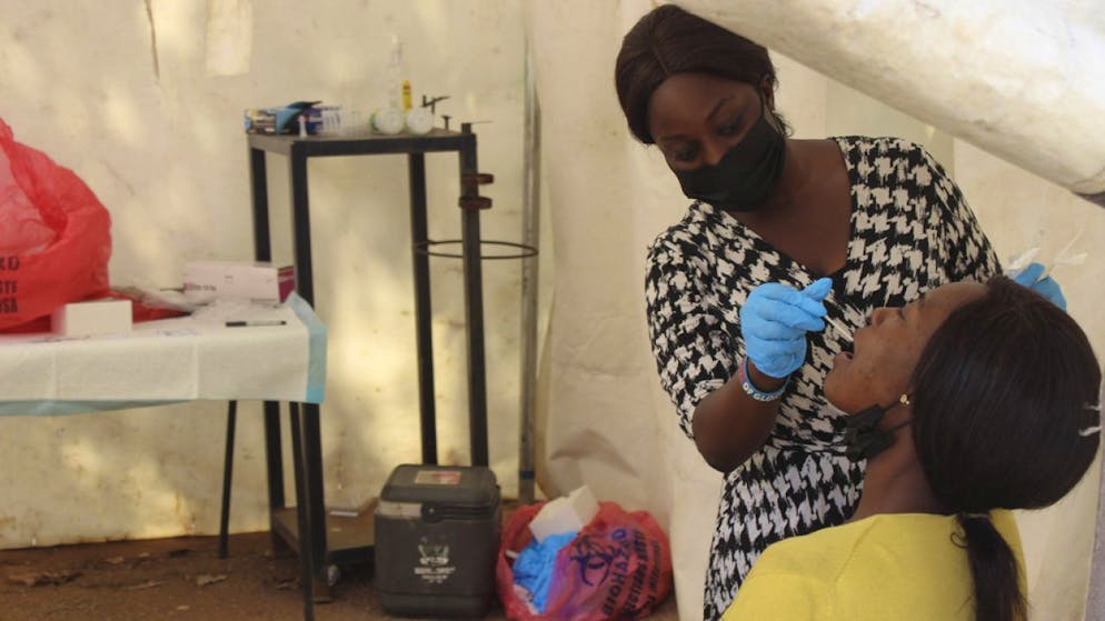 La Nigeria ha confermato due casi di Omicron. Nella foto una donna si sottopone al test ad Abuja.