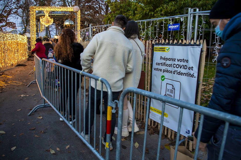 La population a le pouvoir d'empêcher «une évolution comme en Autriche», qui a reconfiné toute sa population, relève la NZZ.
