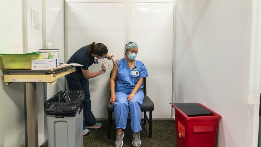 L'obbligo di vaccino per gli operatori sanitari in tutti gli Stati americani sarebbe dovuto scattare la prossima settimana.