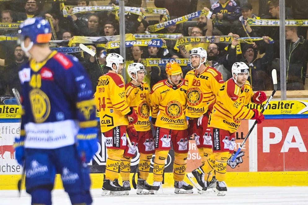 Langnaus Jesper Olofsson, Mitte, bejubelt sein 0-1 beim Eishockey Spiel der National League zwischen dem HC Davos und den SCL Tigers, am Dienstag, 30. November 2021, im Eisstadion in Davos. (KEYSTONE/Gian Ehrenzeller)