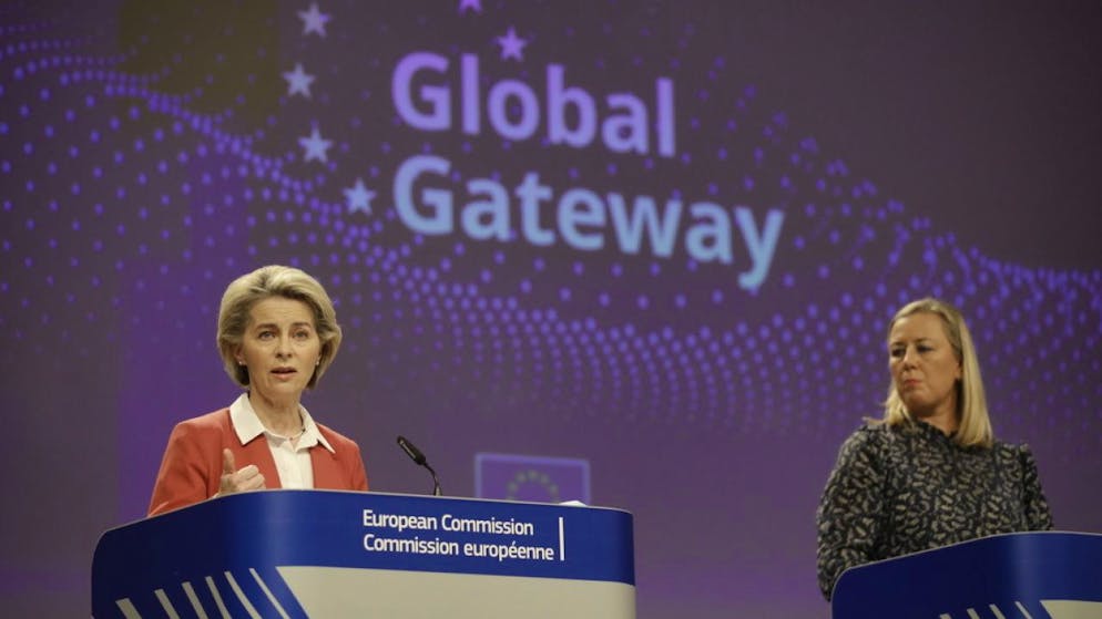 La presidente della Commissione europea Ursula von der Leyen (a sinistra) e la commissaria europea al partenariato internazionale Jutta Urpilainen presentano il piano da 300 miliardi di euro.