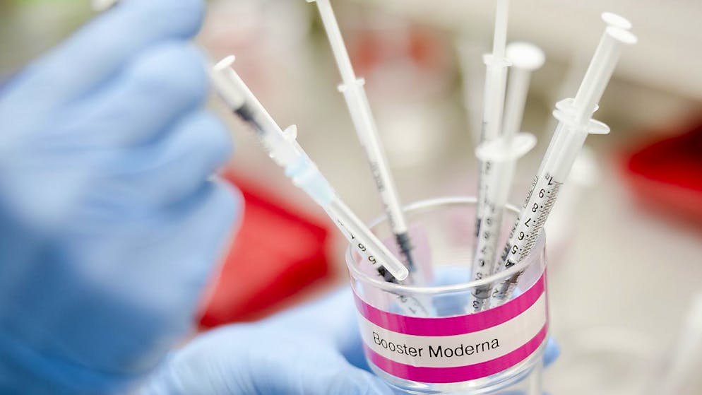Mentre aumentano le persone che vogliono fare una vaccinazione di richiamo, in Svizzera è stato rilevato un terzo caso della variante Omicron del Covid-19