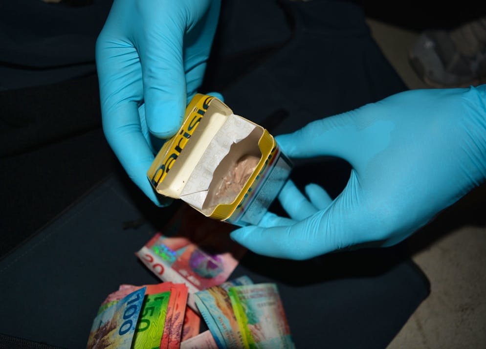 Assieme alla droga sono state trovate diverse banconote nella casa della coppia