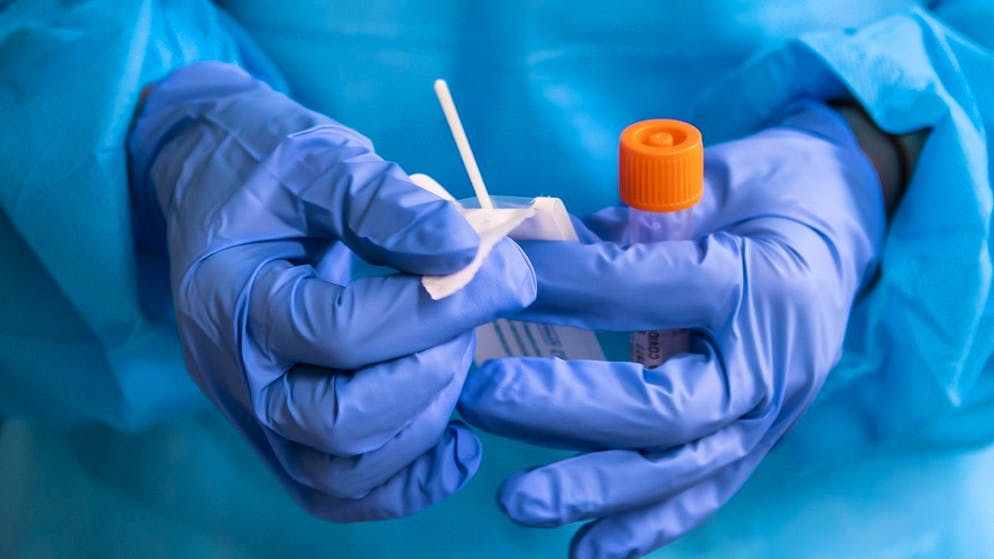Un 3e cas d'infection avec le variant Omicron a été confirmé en Suisse, a annoncé l'OFSp mercredi matin (photo symbolique).