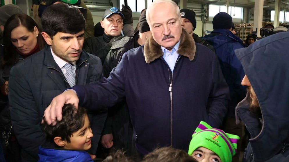 Per l'Ue "non si tratta di una crisi migratoria ma di un attacco ibrido". Nella foto il presidente bielorusso Alexander Lukashenko alcuni giorni fa mentre incontra migranti al confine con la Polonia.