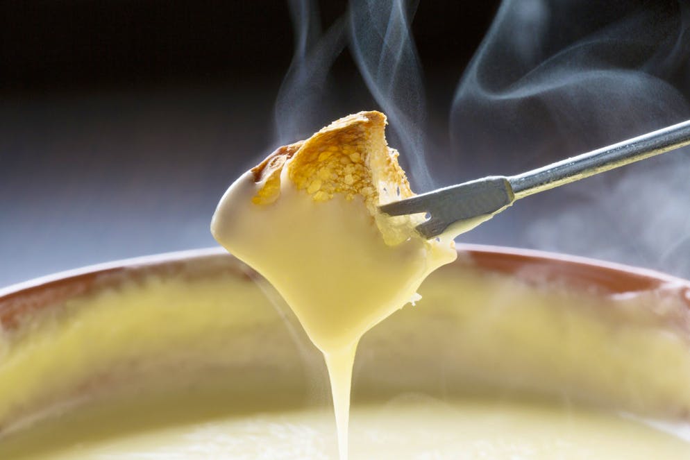 Pour la fondue suisse, on fait fondre à parts égales du vacherin fribourgeois et du gruyère suisse.
