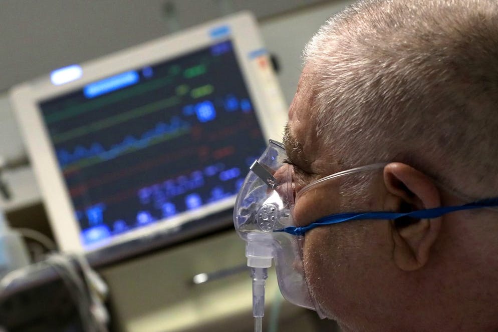 epa09563766 A Romanian infected man is connected to an oxygen supply while a computer screen (background) displays his health parameters inside the covid section of Bucharest Emergency University Hospital, in Bucharest, Romania, 04 November 2021. Romania registered today 489 coronavirus related deaths, 1,902 patients being hospitalized in intensive care units, in the entire country. Romanian health authorities are struggling to cope with the outbreak of the fourth wave, as only 37percent of the adult population has been immunized trough vaccination. Bucharest University Hospital must take care of all non-covid patients from almost one third of the country, the medical staff being overwhelmed. EPA/ROBERT GHEMENT