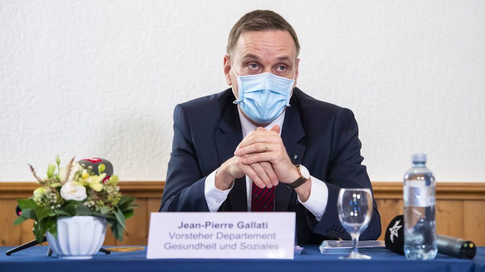 Regierungsrat Jean-Pierre Gallati, Vorsteher Departement Gesundheit und Soziales, spricht anlaesslich der Impfkampagne vom Kanton Aargau gegen das Covid-19 Coronavirus im Alters- und Pflegeheim Auhof geimpft, aufgenommen am Dienstag, 5. Januar 2021 in Au-Veltheim. (KEYSTONE/Ennio Leanza)