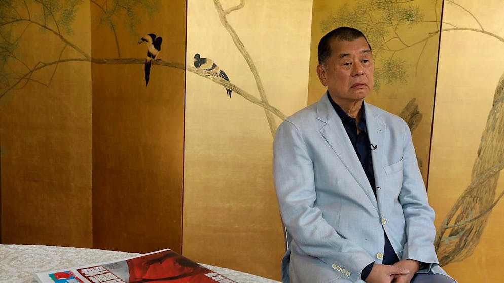 Jimmy Lai et plusieurs autres dirigeants d'Apple Daily, un tabloïd farouchement pro-démocratie et très critique à l'égard de Pékin, avaient été arrêtés au printemps dernier pour "collusion avec des forces étrangères mettant en danger la sécurité nationale".