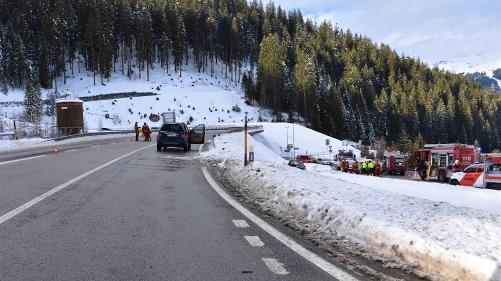 Per liberare dalle lamiere le persone vittime dell'incidente a Klosters è servito l'intervento della squadra di soccorso.