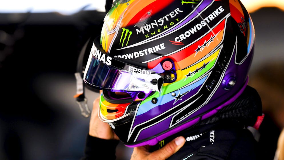Très impliqué dans la lutte contre les discriminations, Lewis Hamilton avait arboré un casque aux couleurs de la communauté LGBT+ au Qatar.