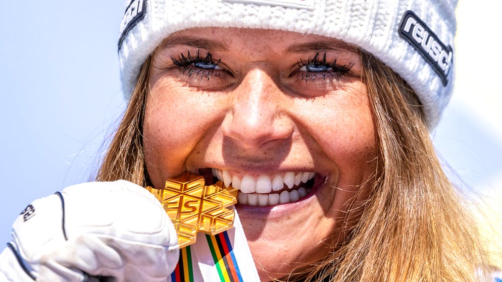 Corinne Suter lors de son sacre mondial en descente à Cortina en début d'année 2021.