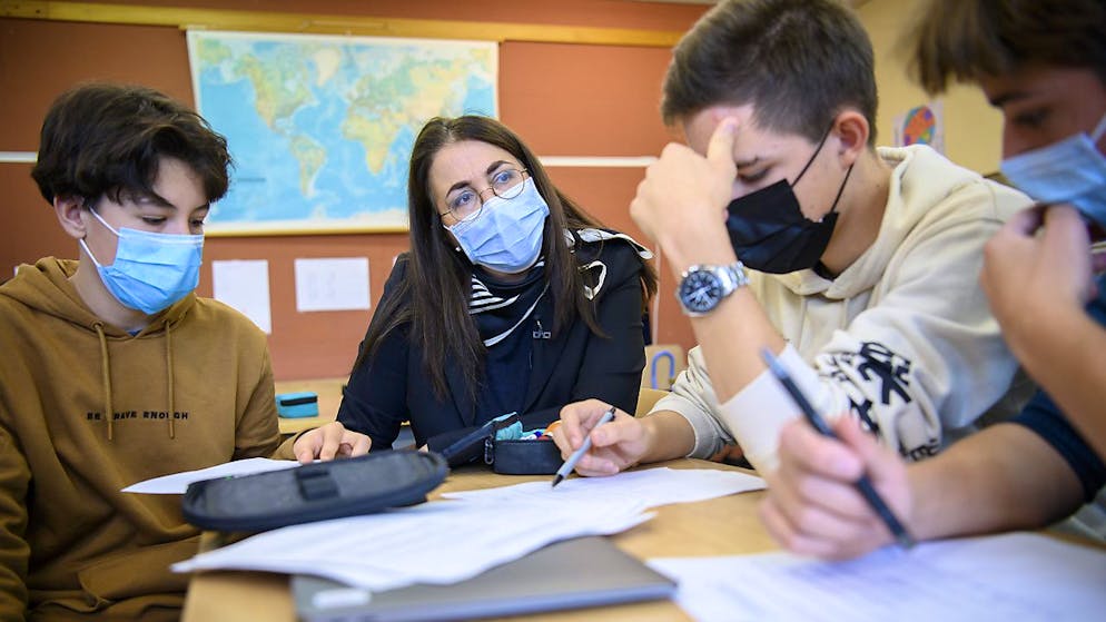 Quattordici cantoni hanno reintrodotto l'obbligo della mascherina nei luoghi pubblici (foto del 30 novembre 2021 in una scuola media a La Tour-de-Peilz (VD))
