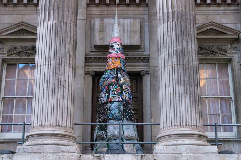 Pour sensibiliser à la surconsommation associée aux fêtes de fin d'année, le Lord-maire de Londres a installé un sapin exclusivement composé de déchets.