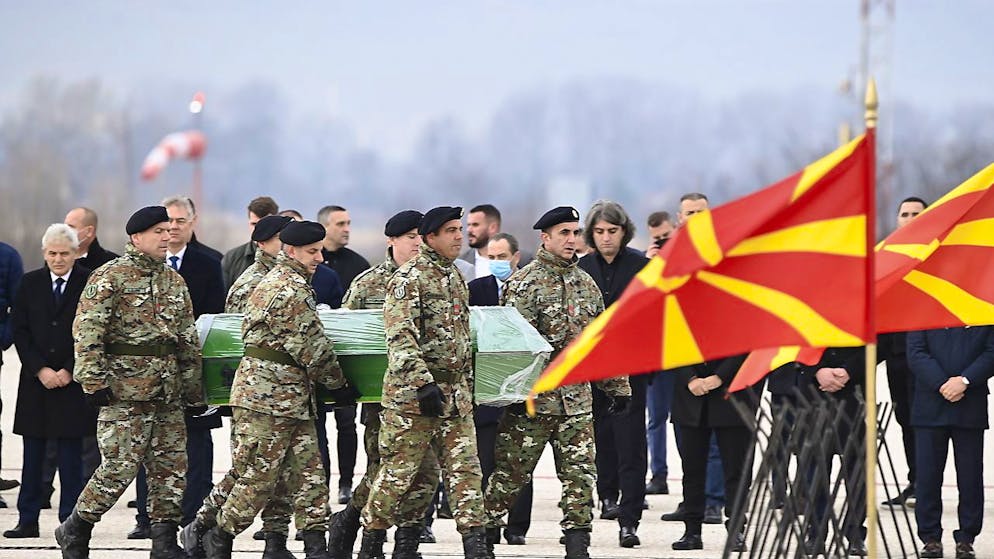 I resti delle 45 vittime, tutti cittadini macedoni, del tragico incidente stradale che il 23 novembre scorso ha coinvolto in Bulgaria un autobus turistico di ritorno da Istanbul, sono giunti stamane a Skopje a bordo di due aerei.