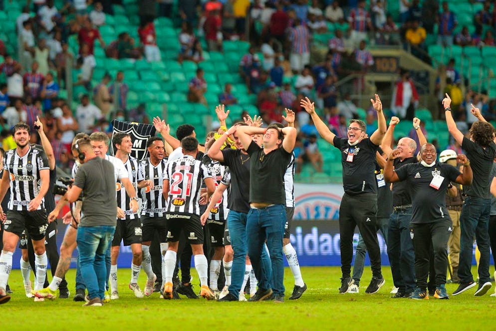 epa09617913 Players of Mineiro celebrates after defeating bahia during Brasilerao Serie A tournament soccer match between Sport Bahia and Atletico Mineiro at Arena Fonte Nova stadium in Salvador, Brazil, 02 December 2021. EPA/WALMIR CIRNE