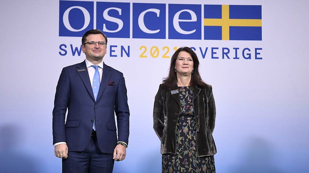 L'Ucraina esclude categoricamente di abbandonare il suo progetto di adesione alla Nato e tutte le altre "garanzie" che la Russia chiede per allentare la tensione alla frontiera. Lo ha detto il ministro ucraino degli Esteri, Dmytro Kuleba al vertice dell'OSCE.