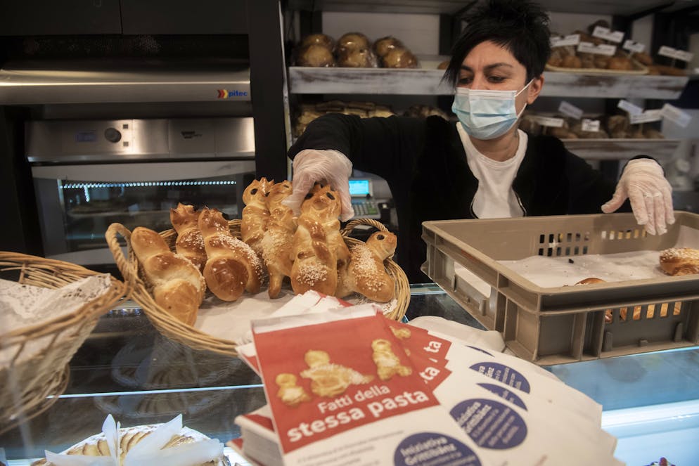 Bellinzona, Panetteria Pasticceria Peverelli: Fatti della stessa pasta, Giornata internazionale della persona con disabilità, Siamo tutti diversi.... Nela foto, i Grittibänz creati nei panifici svizzeri da tutte le panetterie aderenti all'azione volta ad ottenere una societa piu inclusiva che consideri la diversita degli esseri umani una ricchezza. Gli omini di pane sono prodotti con forme diverse e venduti da oggi . © Ti-Press / Samuel Golay