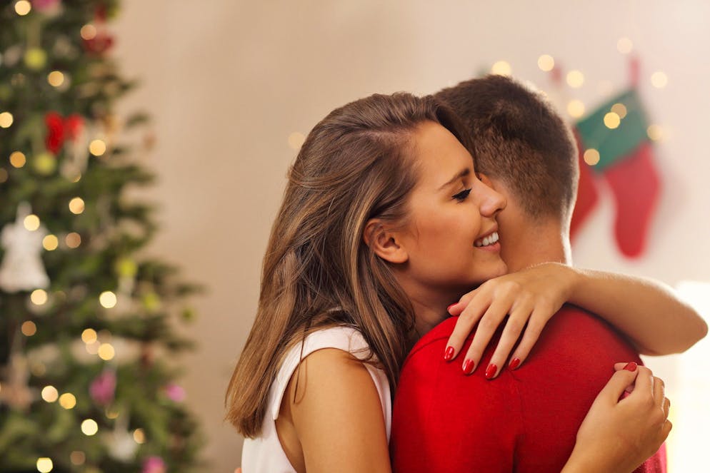 Le phénomène de "snow-globing" consiste à se mettre en couple pendant la période des fêtes de fin d'année, couvrant Noël et le jour de l'an.