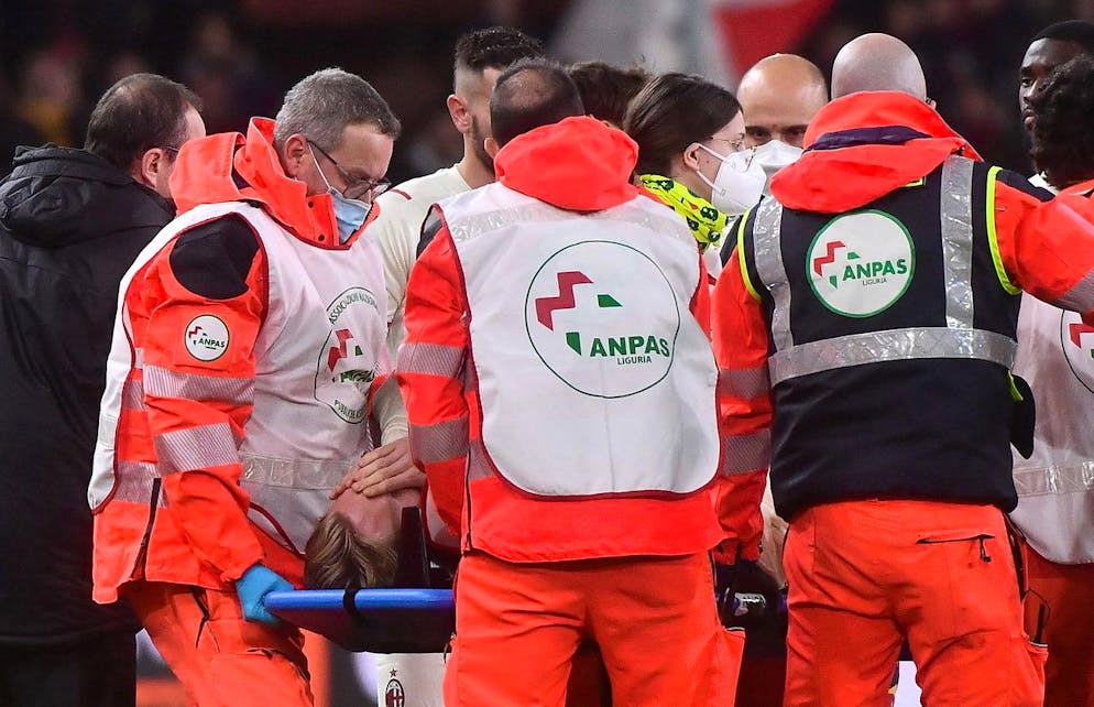 Simon Kjaer quittant le terrain sur civière