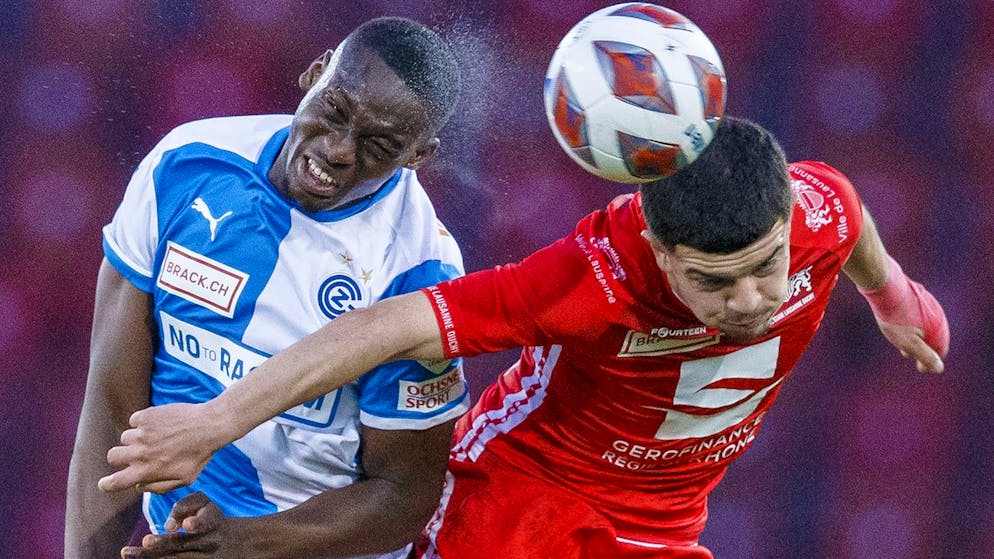 Grasshopper Club Zuerich Verteidiger Toti Gomes, links, gegen FC Stade-Lausanne-Ouchy Stuermer Zeki Amdouni waehrend dem Fussball Meisterschaftsspiel der Challenge League zwischen dem Grasshopper Club Zuerich und FC Stade-Lausanne-Ouchy am Freitag, 7. Mai 2021, in Zuerich. (KEYSTONE/Patrick B. Kraemer)