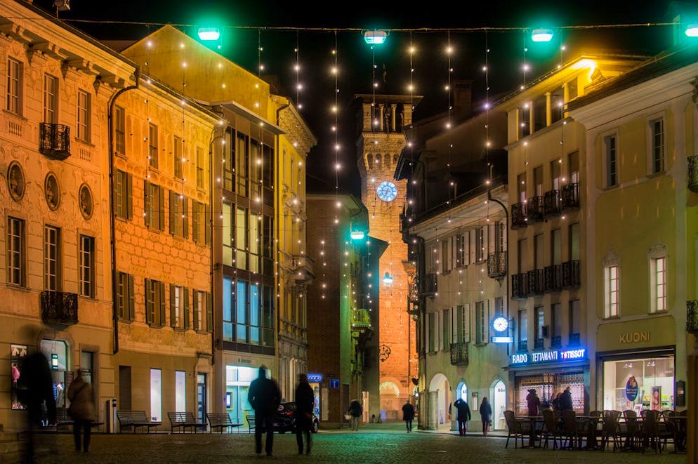 Weihnachtsbeleuchtung in den Strassen von Bellinzona, aufgenommen am Freitag, 4. Dezember 2015. (KEYSTONE/Ti-Press/Carlo Reguzzi)