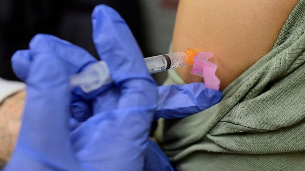 Un uomo è stato denunciato a Biella per essersi presentato a fare il vaccino con un braccio di silicone. Sarebbe un sanitario sospeso dal servizio perché non vaccinato.
