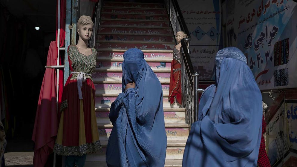 I talebani hanno emanato un nuovo decreto sui diritti delle donne afghane: il loro consenso sarà necessario per contrarre matrimonio, e sarà vietato "dare una donna come scambio per raggiungere un accordo o porre fine a una disputa".