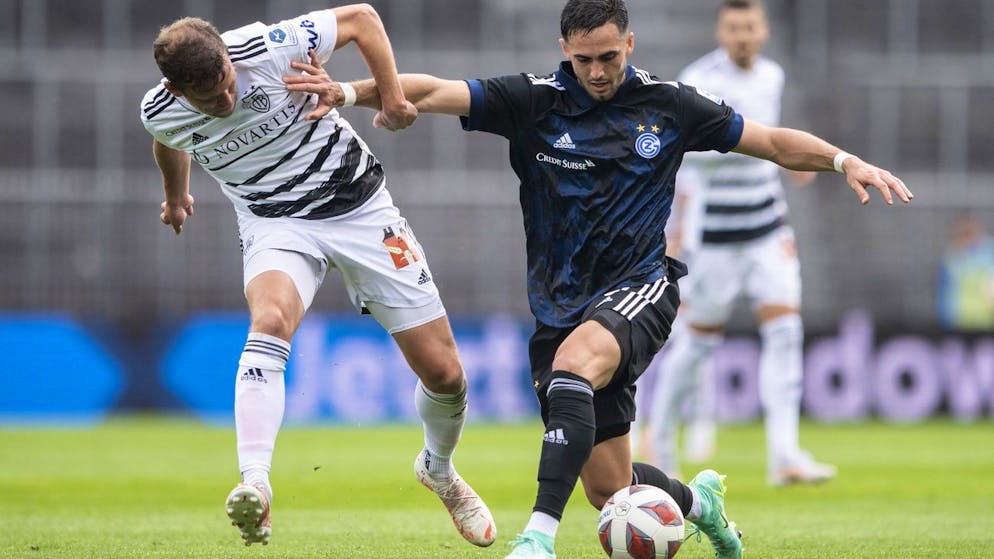 Basels Fabian Frei, links, spielt um den Ball mit Grasshopper Leonardo Campana, rechts, im Fussball Meisterschaftsspiel der Super League zwischen dem Grasshopper Club Zuerich und dem FC Basel 1893 im Letzigrund, am Sonntag, 25. Juli 2021 in Zuerich. (KEYSTONE/Ennio Leanza)