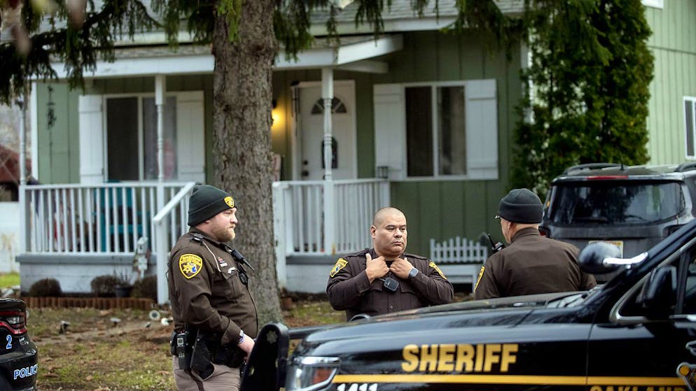 La police du comté d'Oakland, le FBI et le service des US Marshals sont à la recherche des parents du tireur.