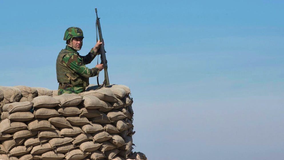 Almeno dieci persone - tre civili e sette combattenti curdi - sono morte in un attacco nel nord dell'Iraq attribuito all'Isis.