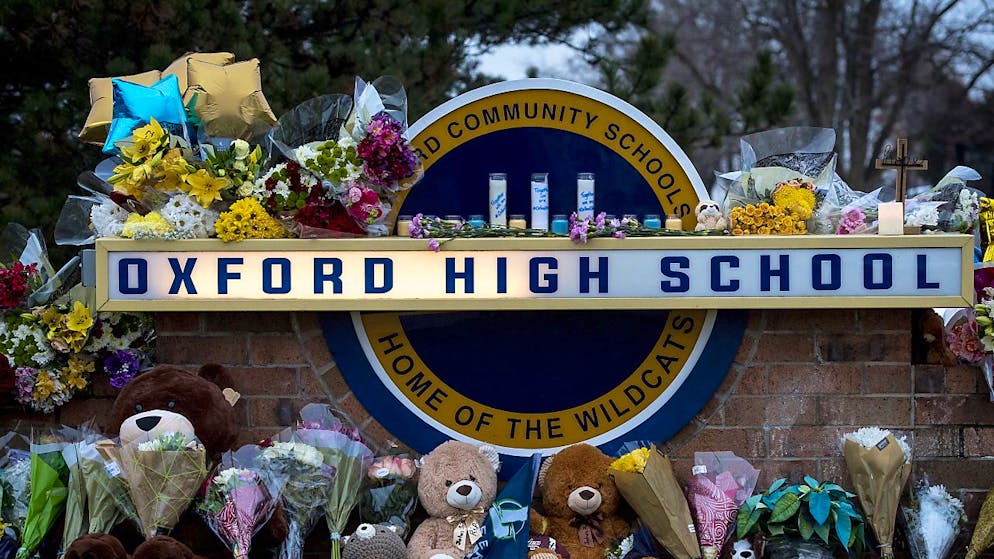 I genitori del 15enne che ha commesso la strage alla Oxford High School in Michigan, uccidendo quattro studenti e ferendone altri sette, sono ritenuti responsabili di omicidio involontario.