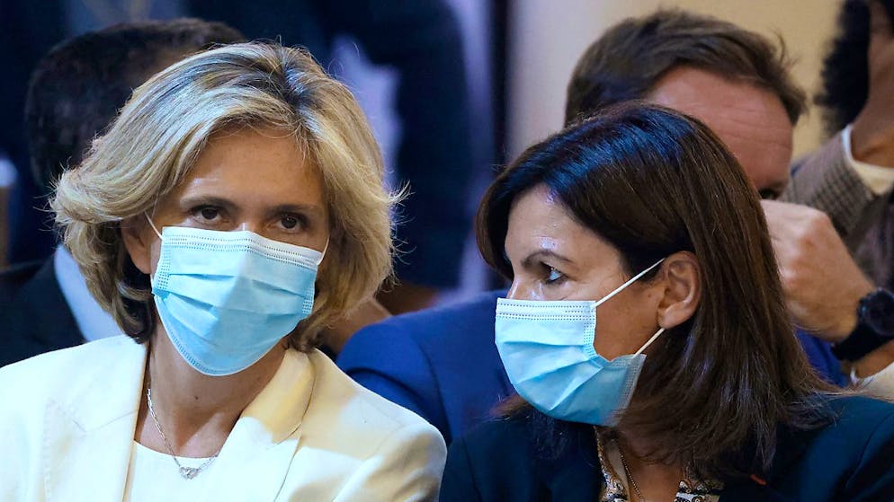 Au total l'équipe de Valérie Pécresse (à gauche) revendiquait jeudi soir le soutien de "170 parlementaires". Le président du Sénat Gérard Larcher, et le patron des députés Damien Abad notamment, lui ont apporté leur soutien à titre personnel.
