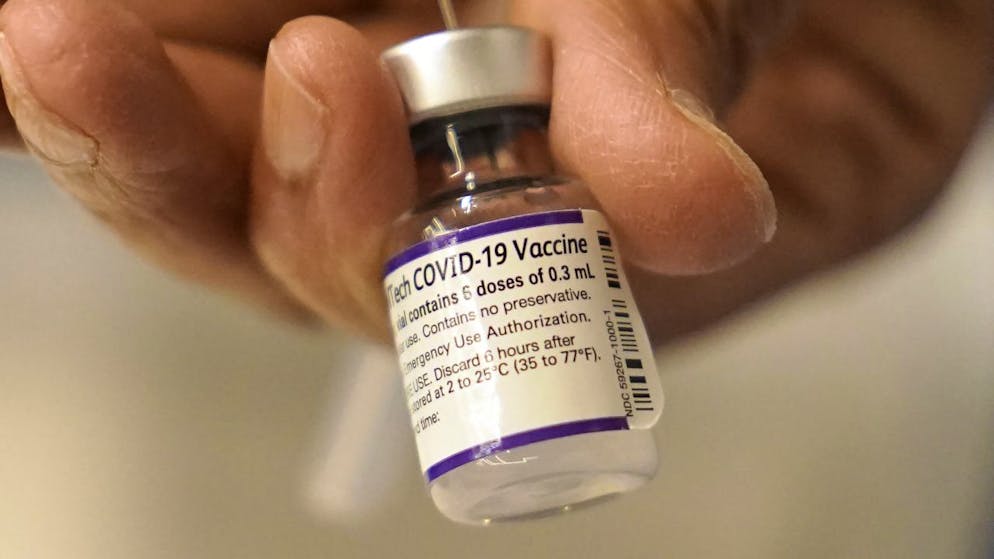 Il rischio di miocardite o pericardite in seguito alla vaccinazione con i prodotti Pfizer e Moderna si conferma "molto raro" perché può manifestarsi in un caso su 10'000 vaccinati ed è più alto nei maschi più giovani.