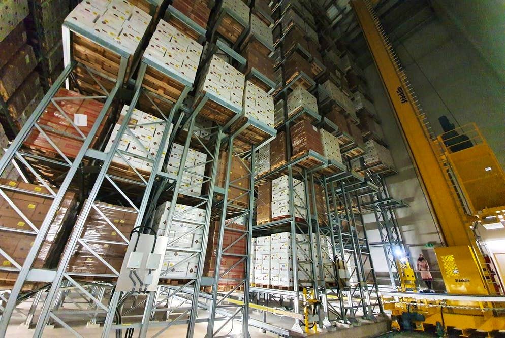Il robot gestisce in modo intelligente uno stock di 500.000 scatole su circa 14.400 palette, stoccate in uno spazio alto 25 metri.