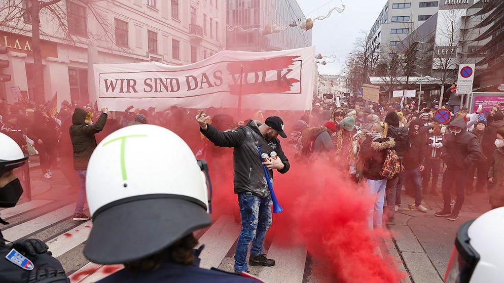 Selon la police, certains manifestants ont jeté des "engins pyrotechniques" sur les forces de l'ordre qui ont répliqué par l'usage de gaz poivre et une contre-manifestation a rassemblé 1500 personnes.