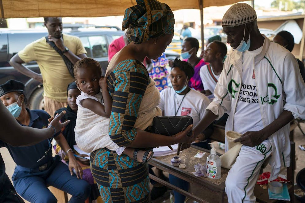 Une femme se fait encrer les ongles avant de voter pour les élections présidentielles gambiennes à Serrekunda, Gambie, le samedi 4 décembre 2021.