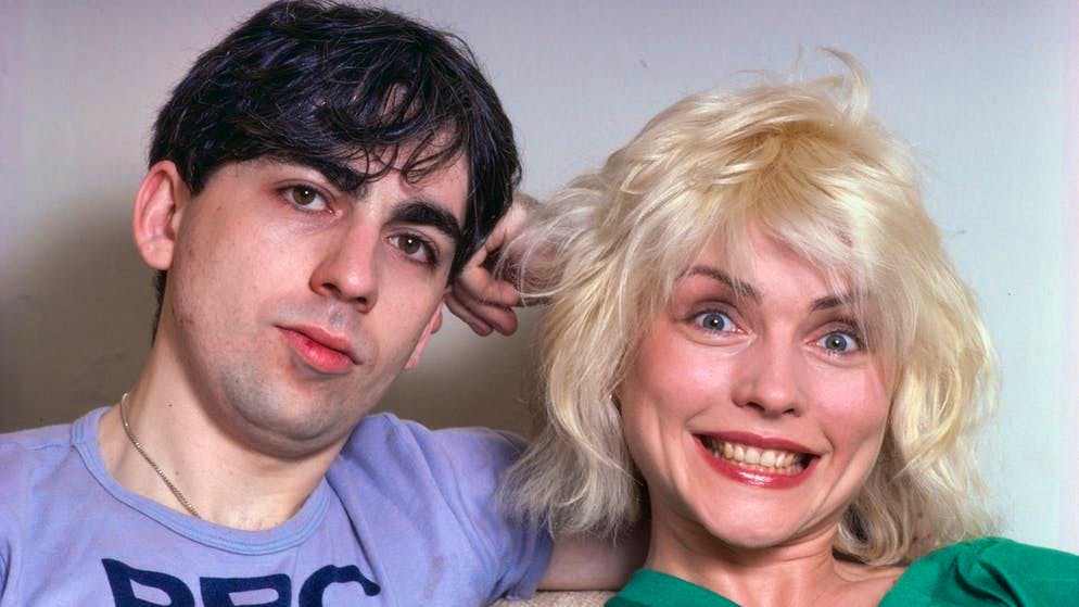 Nel 1974 Debbie Harry fondò la band Blondie con il suo allora compagno e chitarrista Chris Stein.