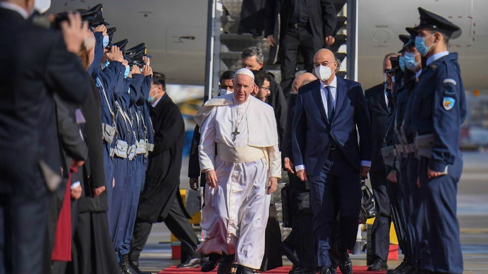 Papa Francesi al suo arrivo in Grecia