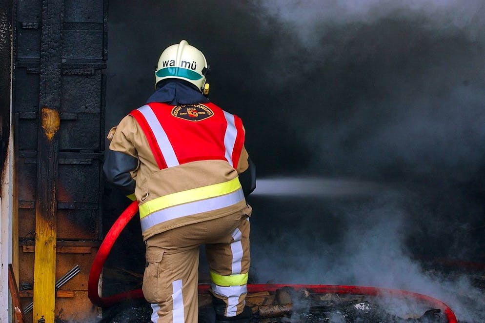 Les pompiers ont constaté un incendie dans l'appartement et l'ont rapidement maîtrisé. (image d'illustration)