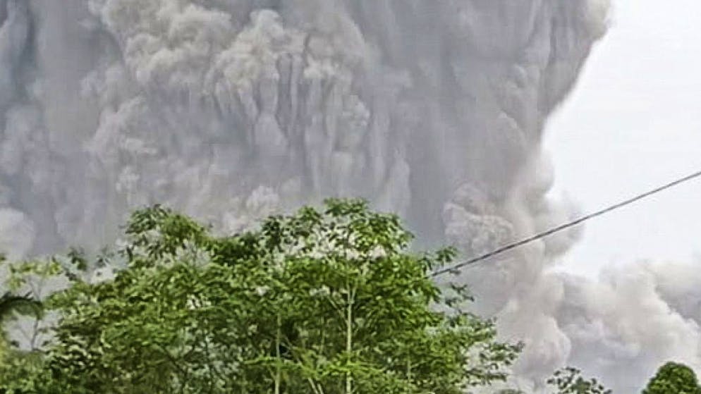 Il vulcano Semeru ha ricoperto i villaggi vicini di detriti ed emesso un'altissima colonna di fumo.