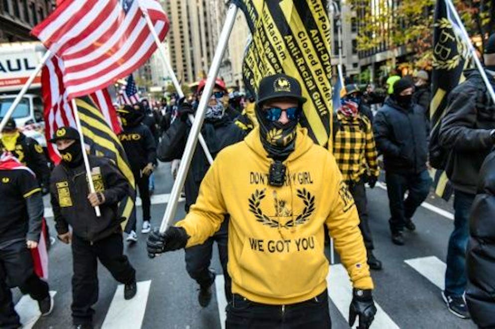 Un membre des "Proud Boys" lors d'une manifestation à New York le 20 novembre 2021