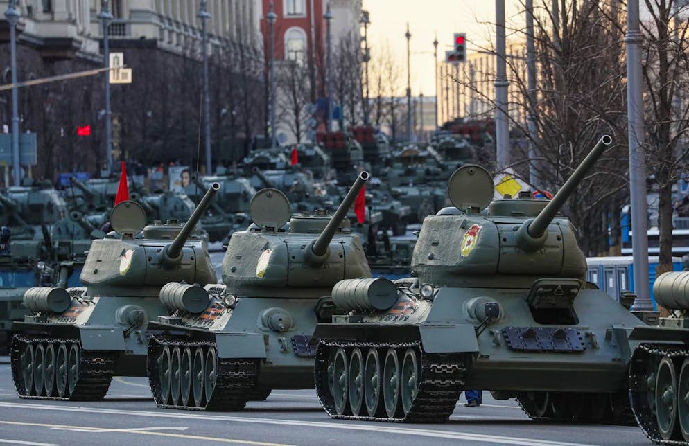 Les chars russes T-34-85 se tiennent le long de la rue Tverskaya avant une répétition nocturne du défilé militaire de la Victoire sur la Place Rouge, à Moscou, en avril 2021. (image d'illustration)