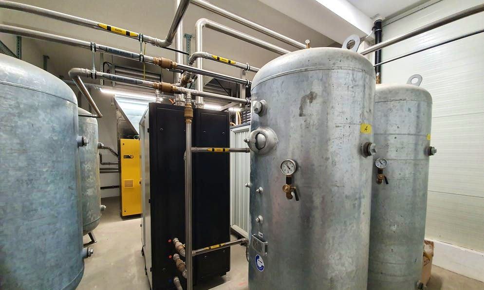 I compressori, a turno, iniettano azoto nella sala di conservazione, consentendo di abbassare il livello di ossigeno.