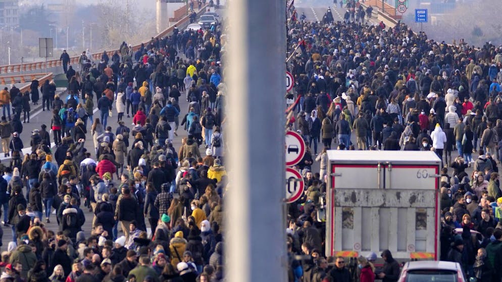 Manifestants à Belgrade. Le président serbe Aleksandar Vucic a été très critiqué pour ce projet, son administration étant accusée d'ouvrir la voie à des appropriations de terrains illégales et de mettre de côté les préoccupations environnementales mises en avant par les activistes.