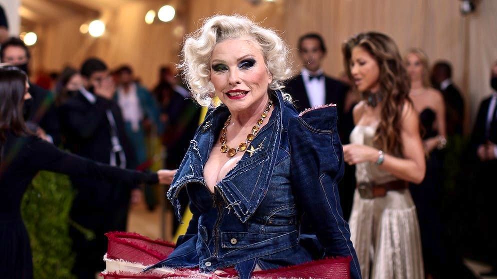Bionda platino e con uno stile inconfondibile: che si tratti di moda di strada o di haute couture, Debbie Harry non è solo un'icona musicale ma anche di moda. Al Met Ball 2021, ha rappresentato il tema 