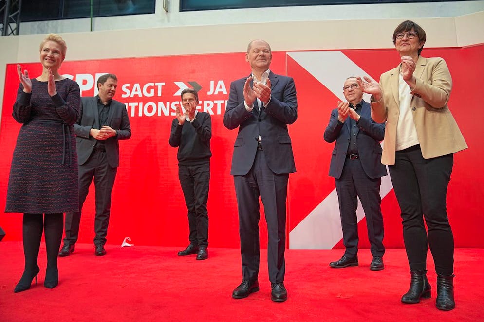 Olaf Scholz (M), chancelier désigné du SPD et ministre fédéral des Finances par intérim, applaudit avec Manuela Schwesig (gd), Premier Ministre de Mecklembourg-Poméranie-Occidentale, Lars Klingbeil, Secrétaire général, Rolf Mützenich, Président de le groupe parlementaire SPD, Norbert Walter-Borjans, président fédéral du parti, et Saskia Esken, présidente fédérale du SPD, après avoir approuvé le projet d'accord de coalition lors de la conférence du parti SPD dans la maison Willy Brandt.